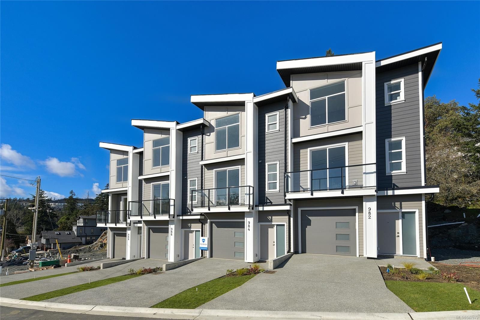 Main Photo: 984 Citation Rd in Langford: La Florence Lake Row/Townhouse for sale : MLS®# 947172
