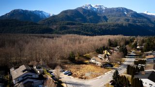 Photo 3: 1583 EAGLE RUN Drive in Squamish: Brackendale Land for sale : MLS®# R2851241