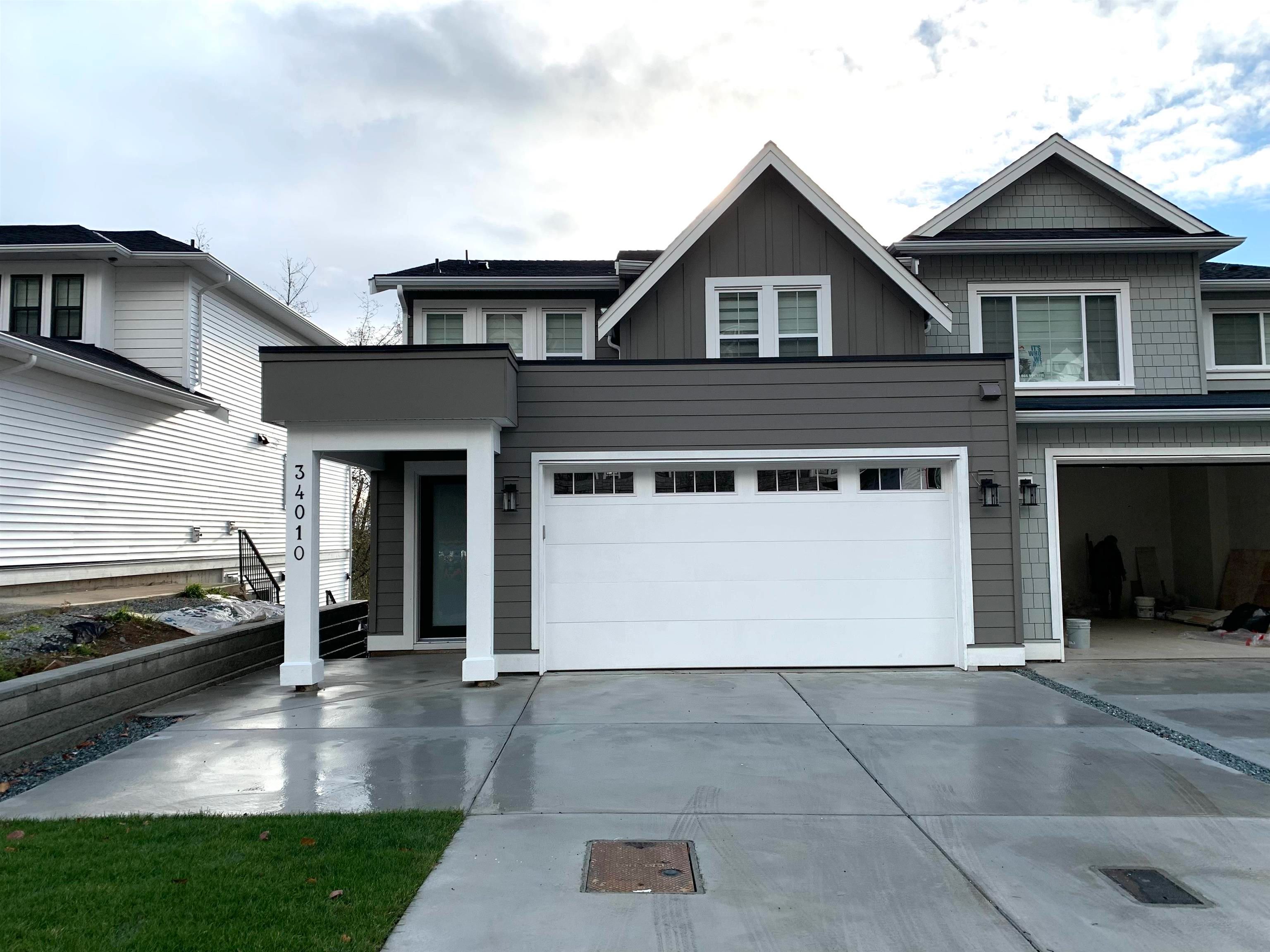 Main Photo: 34010 BARKER Court in Mission: Mission BC 1/2 Duplex for sale : MLS®# R2835996