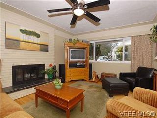Photo 3: 104 Burnett Rd in VICTORIA: VR View Royal House for sale (View Royal)  : MLS®# 573220
