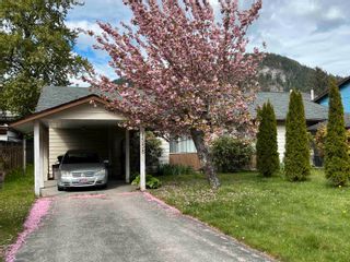 Main Photo: 1558 EAGLE RUN Drive in Squamish: Brackendale House for sale : MLS®# R2878500
