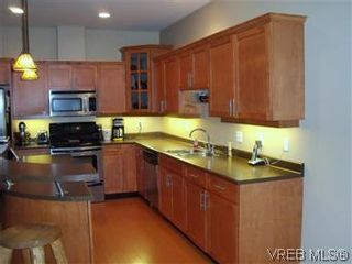 Photo 7: 2520 Cedar Hill Rd in VICTORIA: Vi Oaklands Half Duplex for sale (Victoria)  : MLS®# 557755