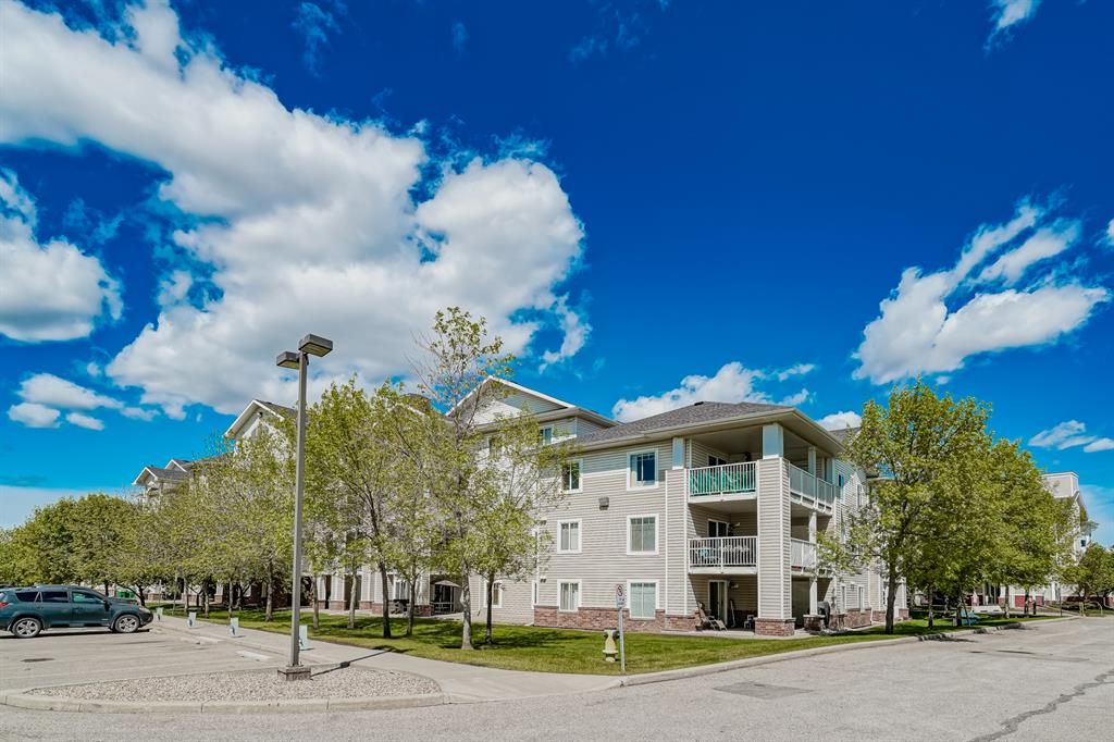 Main Photo: 211 17 Country Village Bay NE in Calgary: Country Hills Village Apartment for sale : MLS®# A2049121