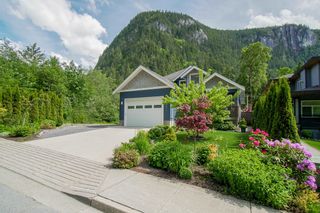 Photo 1: 38614 WESTWAY Avenue in Squamish: Valleycliffe House for sale : MLS®# R2697410