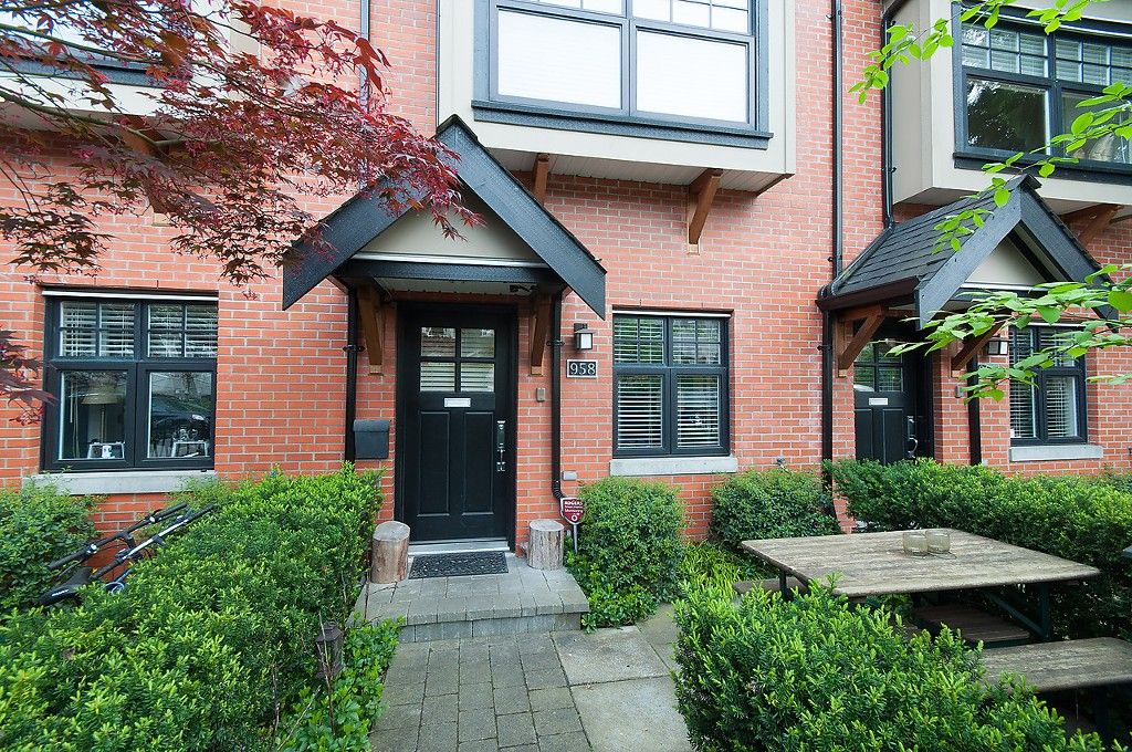 Main Photo: 958 W 15TH Avenue in Vancouver: Fairview VW Townhouse for sale in "THE CLASSIX" (Vancouver West)  : MLS®# R2063040
