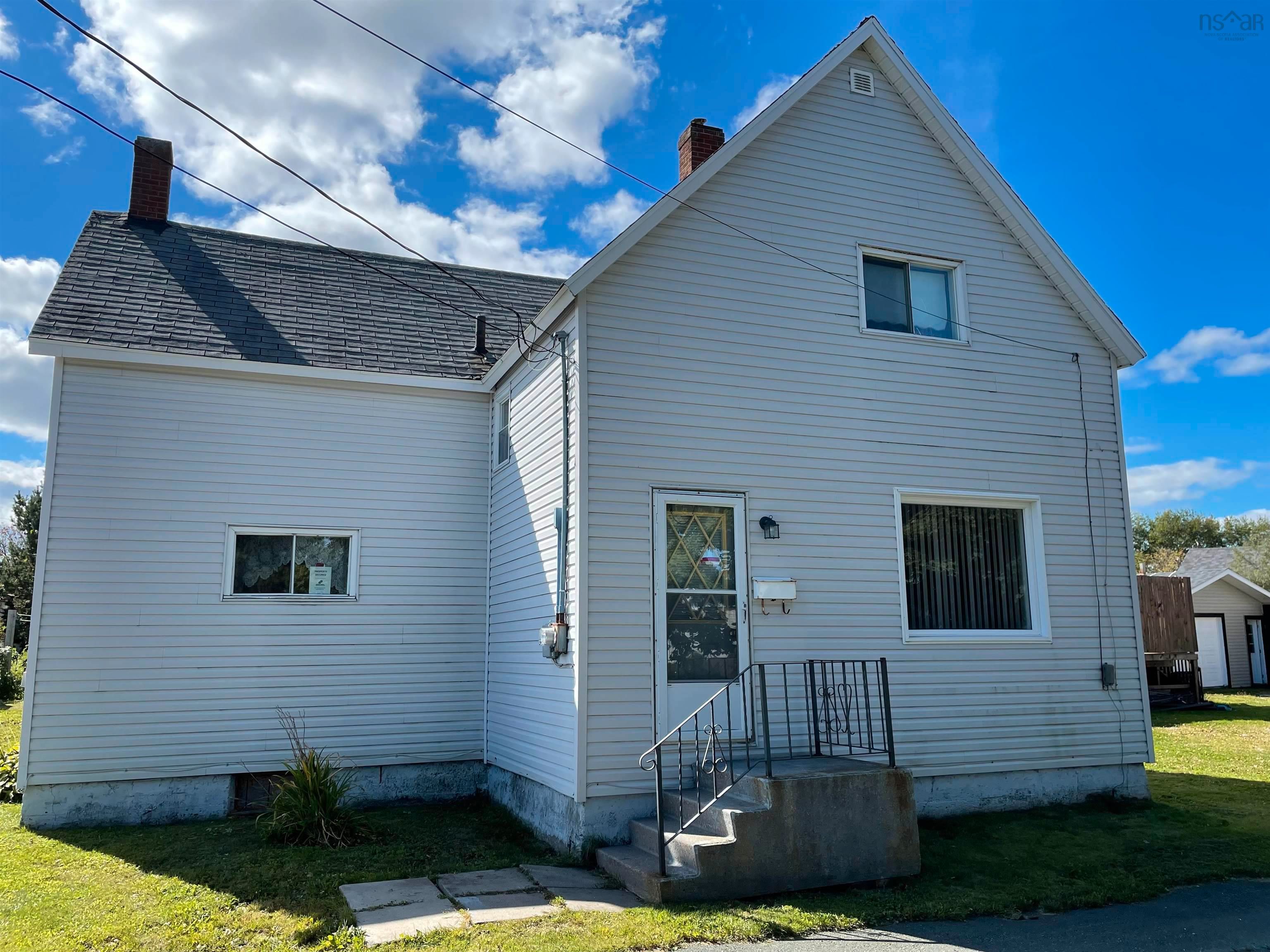 Main Photo: 21 MCKEIGAN Street in Glace Bay: 203-Glace Bay Residential for sale (Cape Breton)  : MLS®# 202222908