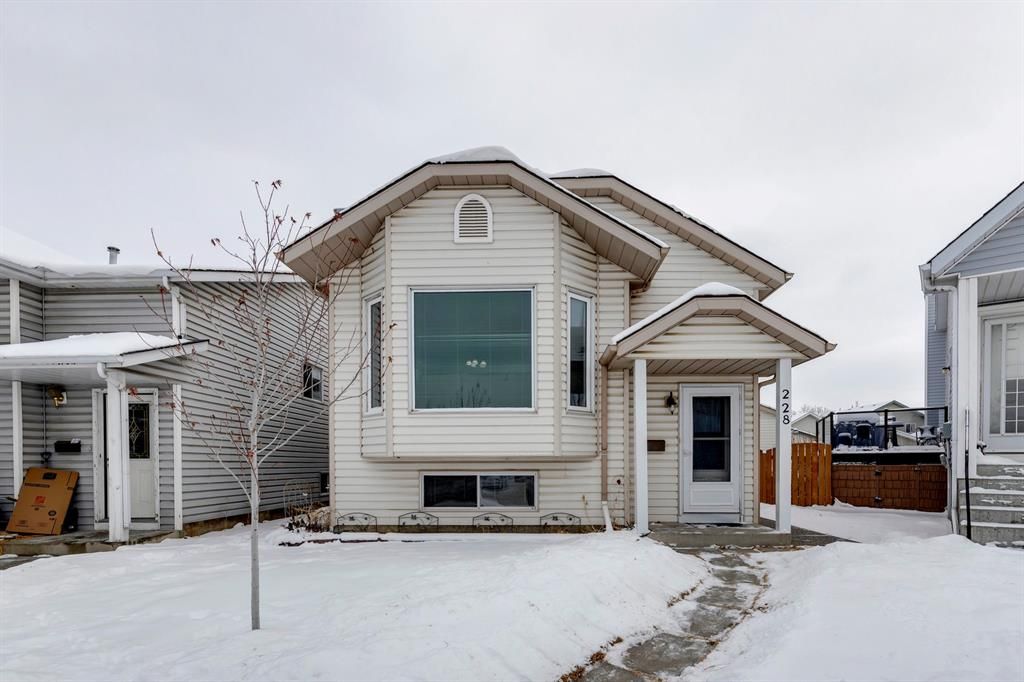 Main Photo: 228 Erin Meadow Green SE in Calgary: Erin Woods Detached for sale : MLS®# A2022807