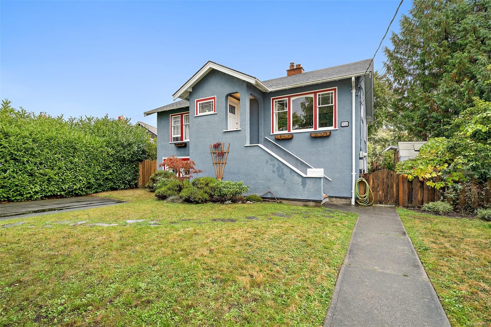 Main Photo: 3111 Service St in Saanich: SE Camosun House for sale (Saanich East)  : MLS®# 856762