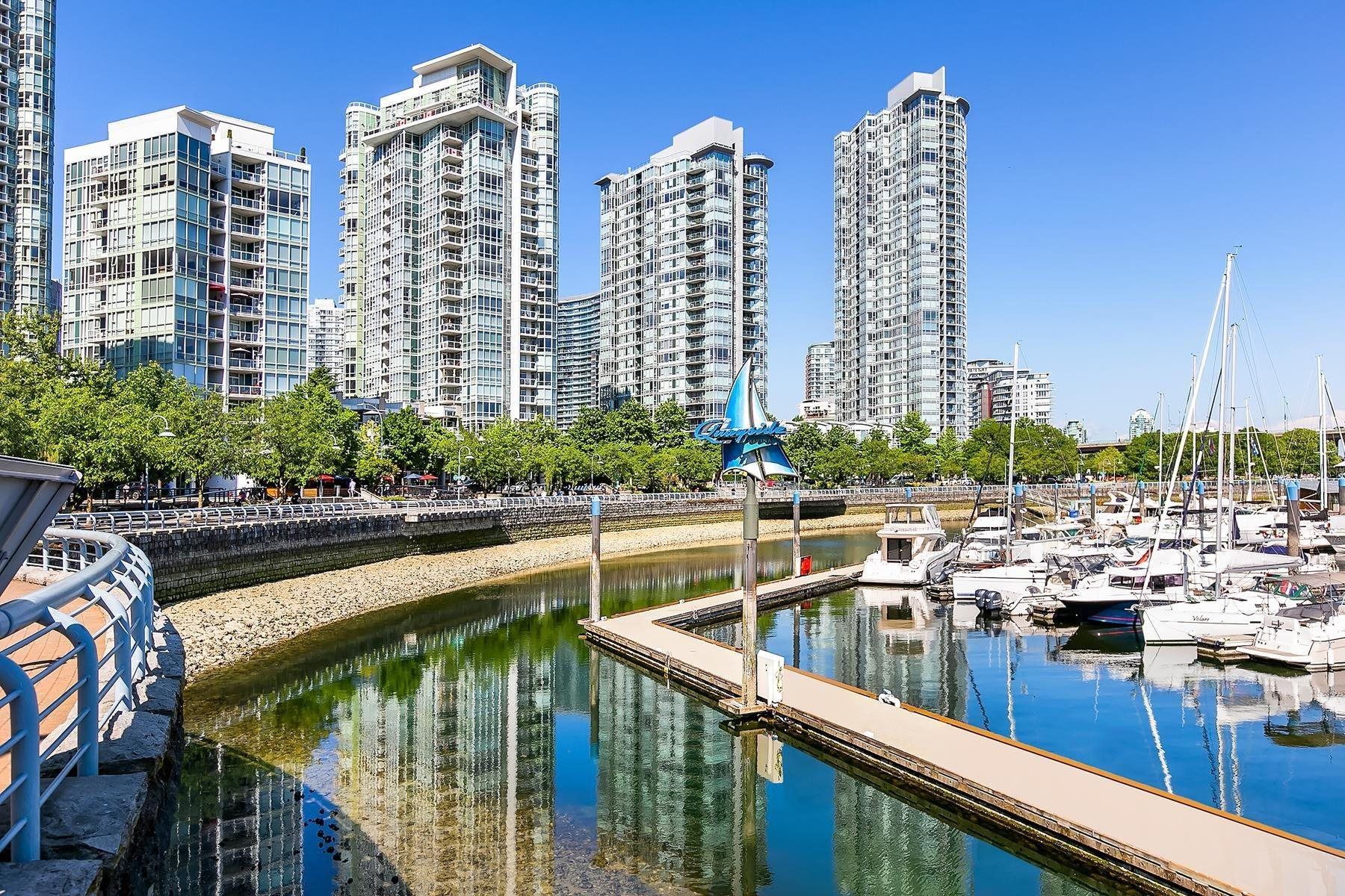 Main Photo: 2605 193 AQUARIUS Mews in Vancouver: Yaletown Condo for sale (Vancouver West)  : MLS®# R2873310