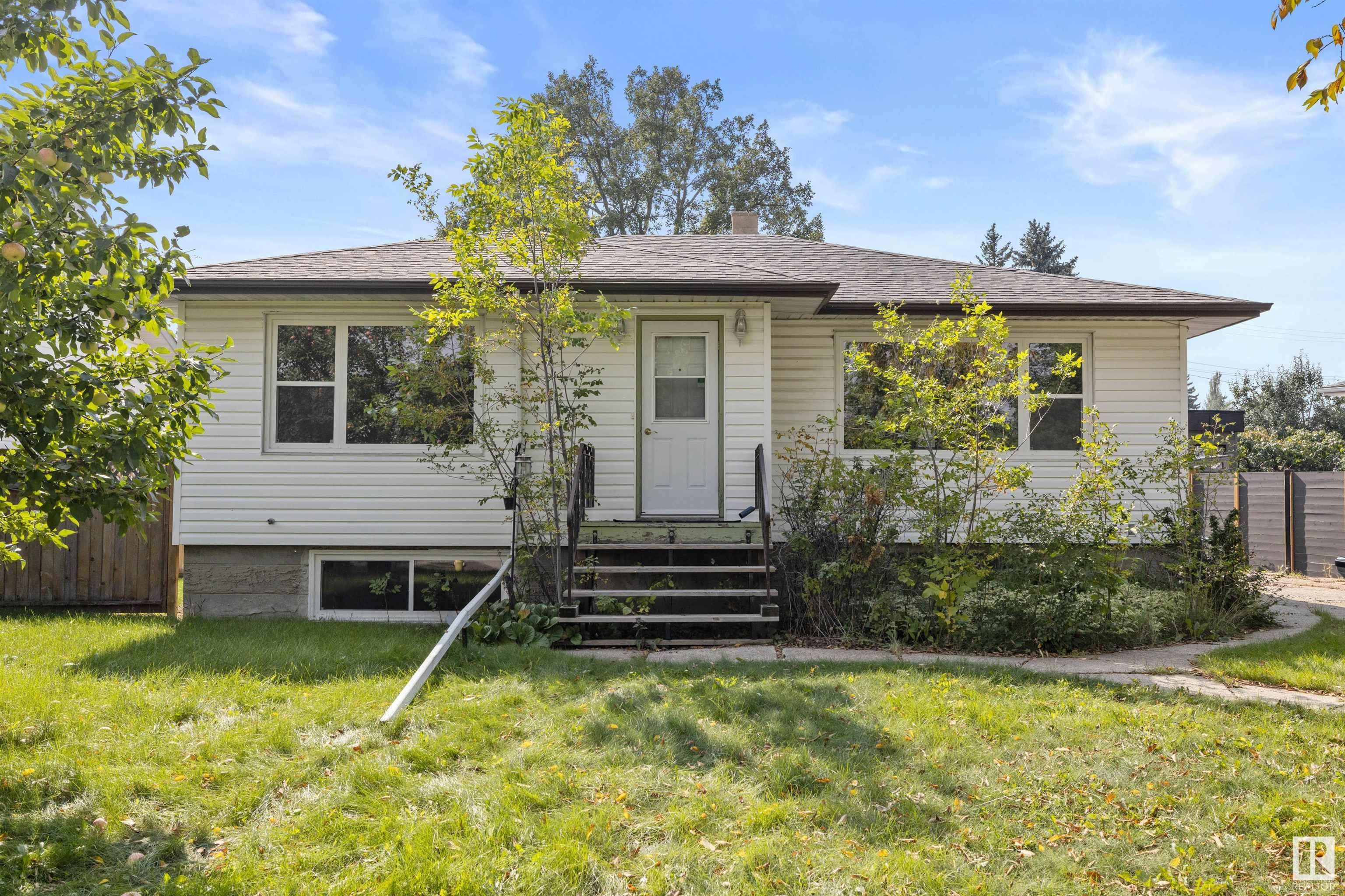 Main Photo: 11303 113 Avenue in Edmonton: Zone 08 House for sale : MLS®# E4357478