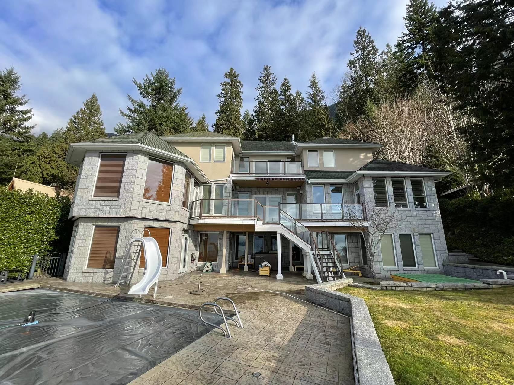 Main Photo: 8XX5 Lawrence Way in West Vancouver: House for rent