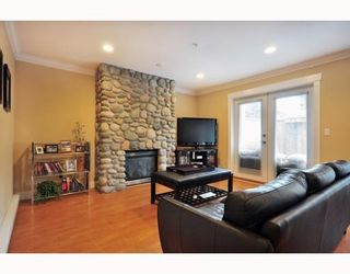Photo 2: 102 152 E 12TH Street in North_Vancouver: Central Lonsdale Condo for sale (North Vancouver)  : MLS®# V783968