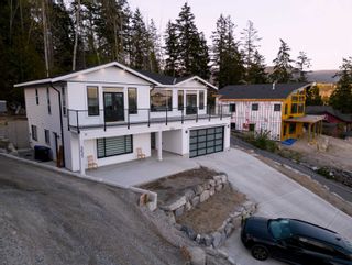 Photo 2: 5623 DUNGENESS Place in Sechelt: Sechelt District House for sale (Sunshine Coast)  : MLS®# R2773502