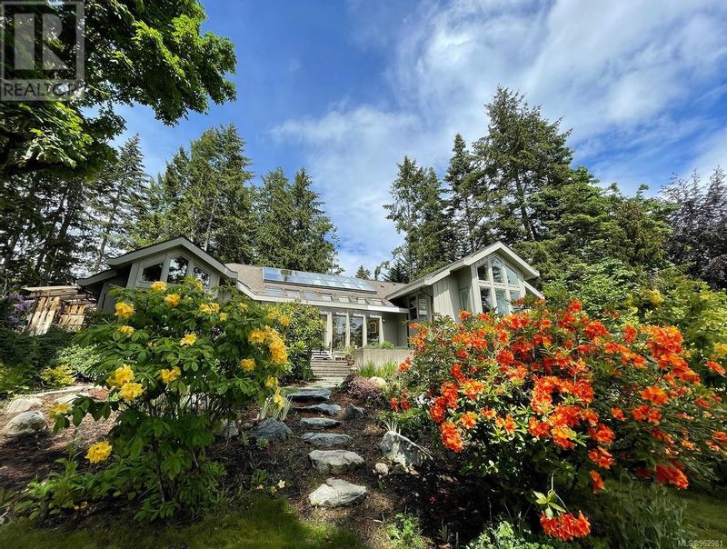 FEATURED LISTING: 9383 Carnoustie Crescent North Saanich