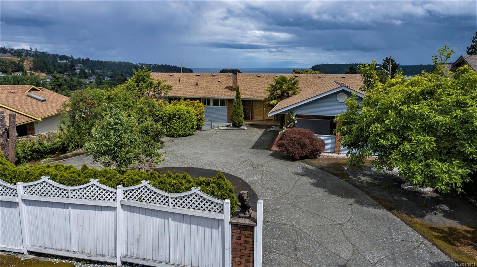 Lynburn Estates level entry with awesome Ocean and Mountain views ...