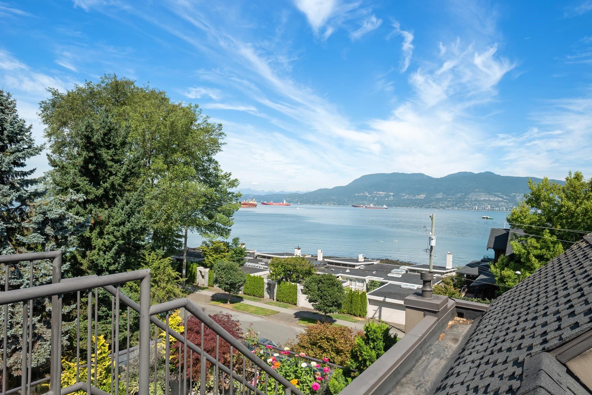 Main Photo: 2560 POINT GREY Road, Vancouver