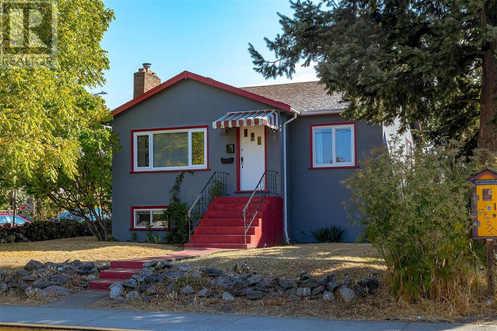 Main Photo: 1911 Chambers St in Victoria: House for sale : MLS®# 952177