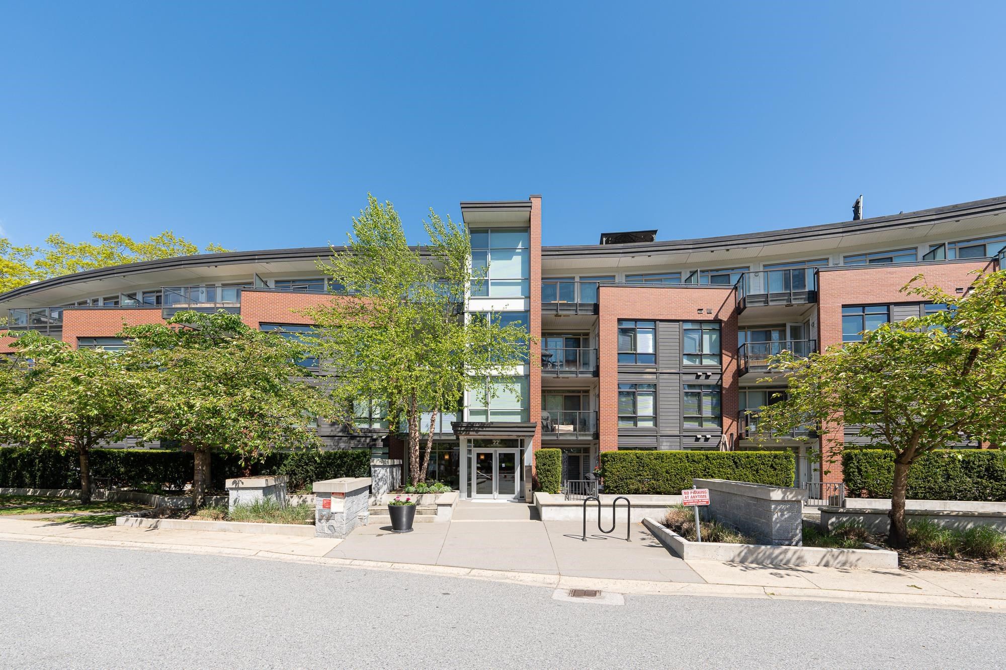 Main Photo: 324 22 E ROYAL Avenue in New Westminster: Fraserview NW Condo for sale in "THE LOOKOUT" : MLS®# R2881045
