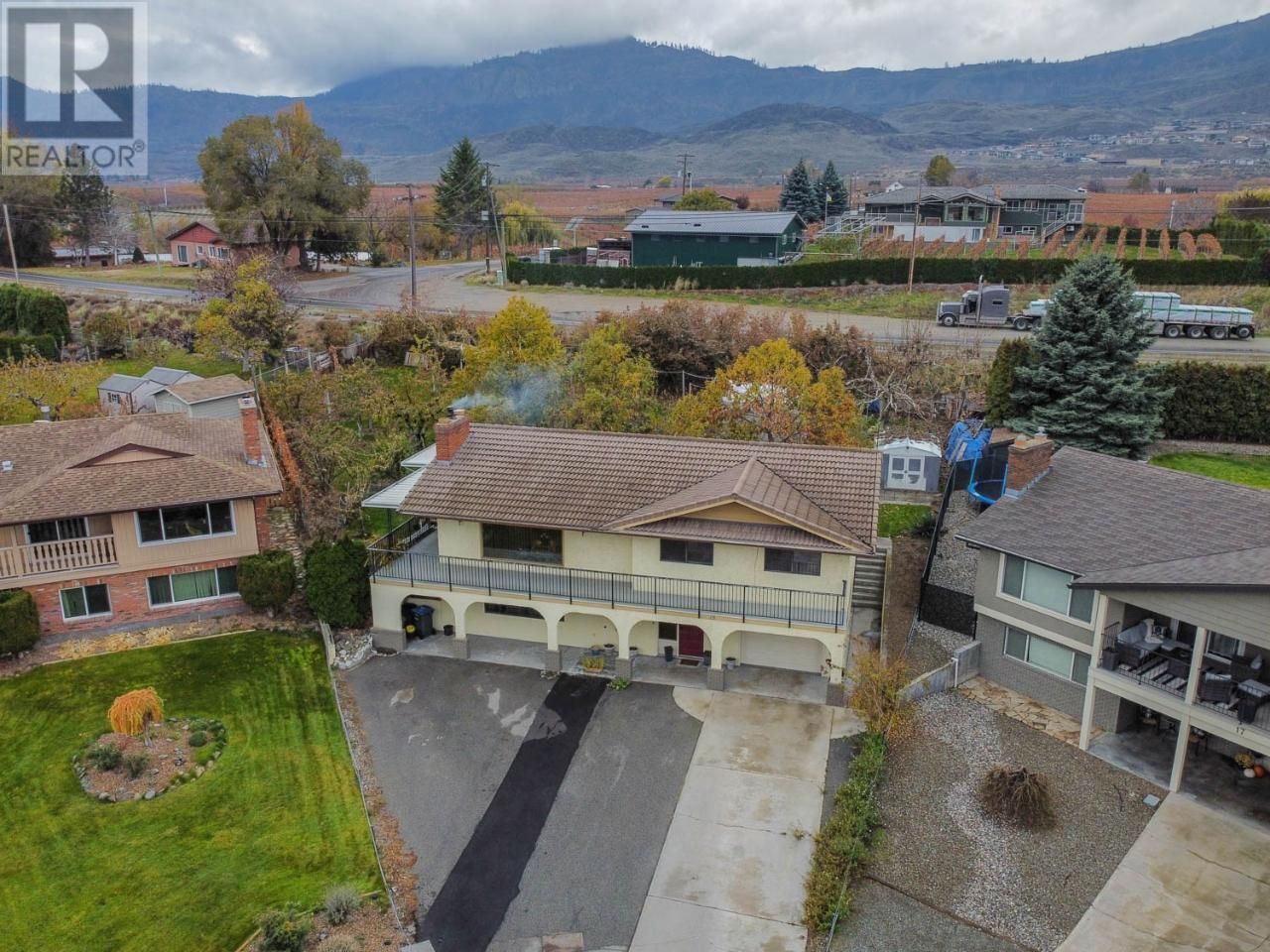 Main Photo: 18 HEATHER Place in Osoyoos: House for sale : MLS®# 201933