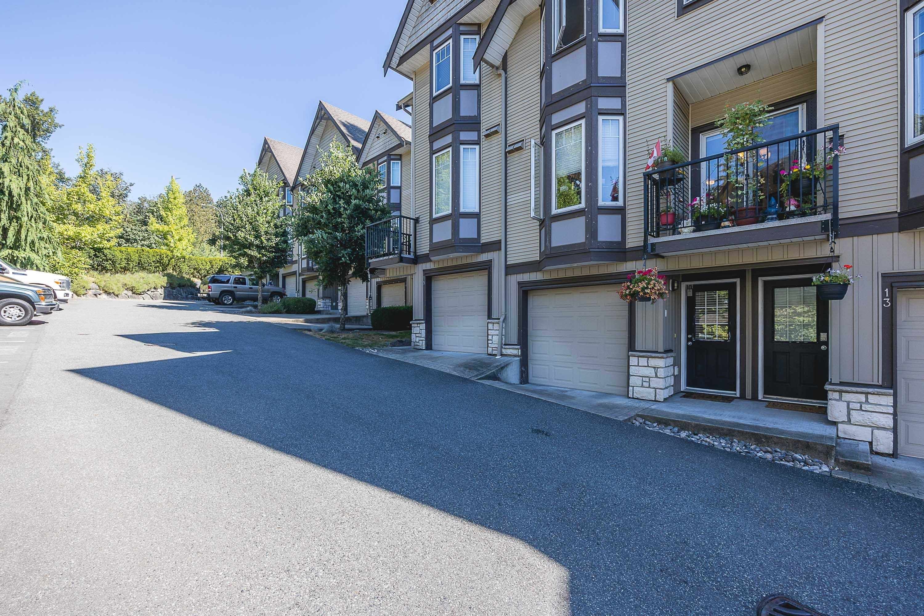 Main Photo: 14 32501 FRASER Crescent: Townhouse for sale in Mission: MLS®# R2717124