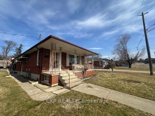 Photo 2: 74 William Cragg Drive in Toronto: Downsview-Roding-CFB House (Bungalow) for sale (Toronto W05)  : MLS®# W8178184