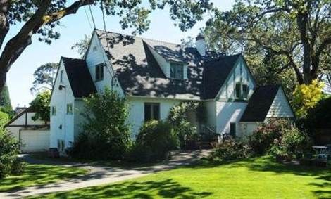 Main Photo: 3415 Cadboro Bay Road in Victoria: Oak Bay House for sale : MLS®# 342276