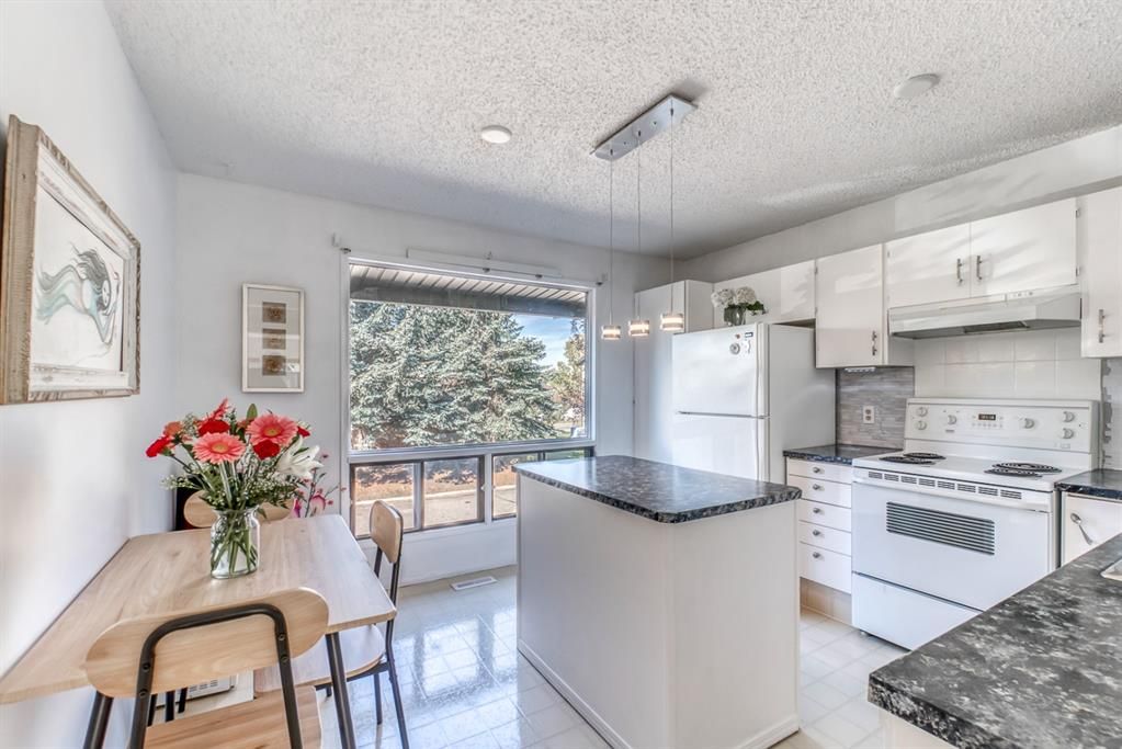 Main Photo: 26 5019 46 Avenue SW in Calgary: Glamorgan Row/Townhouse for sale : MLS®# A1175737