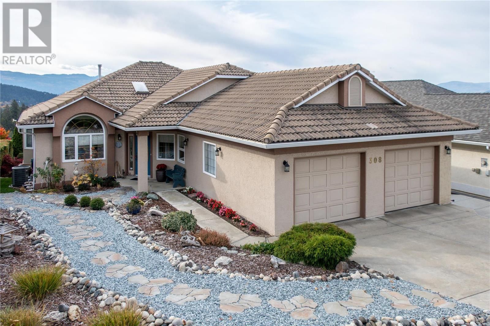 Main Photo: 308 Marmot Court in Vernon: House for sale : MLS®# 10287485