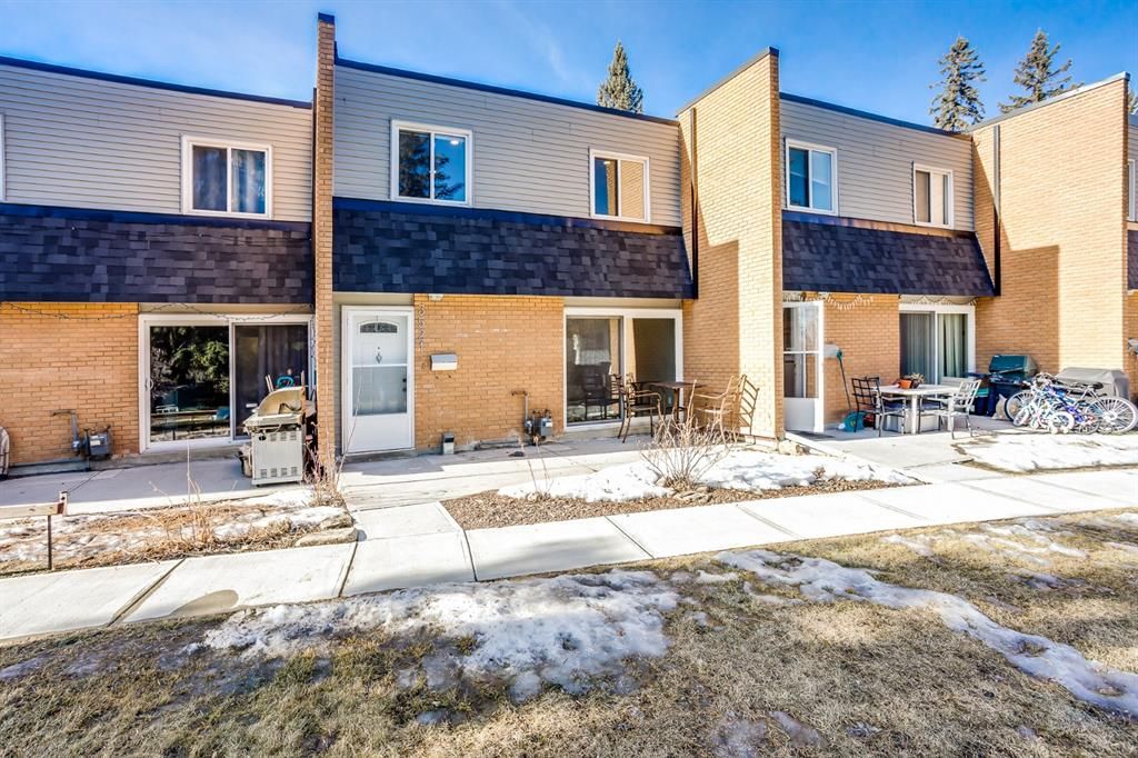 Main Photo: 3521 43 Street SW in Calgary: Glenbrook Row/Townhouse for sale : MLS®# A1181342