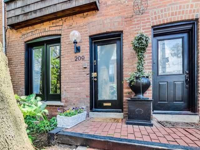 Main Photo: 209 George St in Toronto: Moss Park Freehold for sale (Toronto C08)  : MLS®# C3898717