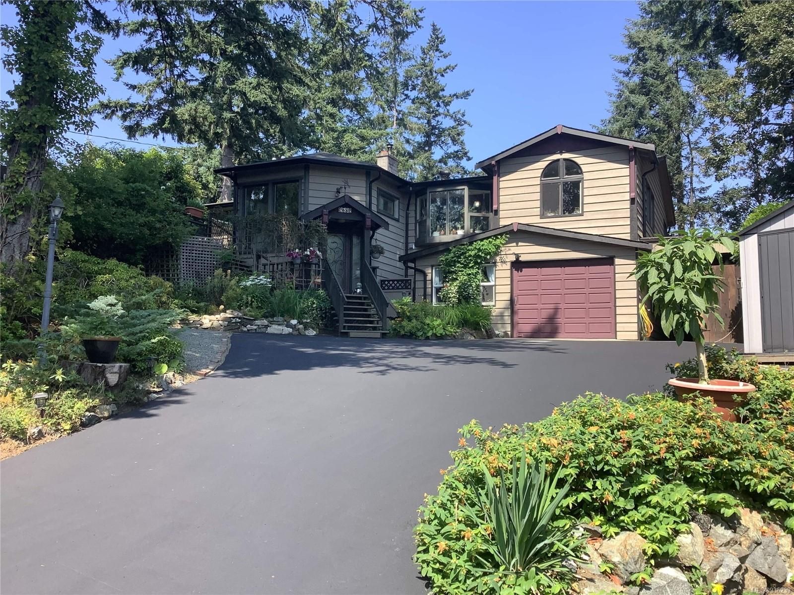 Main Photo: 2582 RAINVILLE Rd in Langford: La Mill Hill House for sale : MLS®# 936239