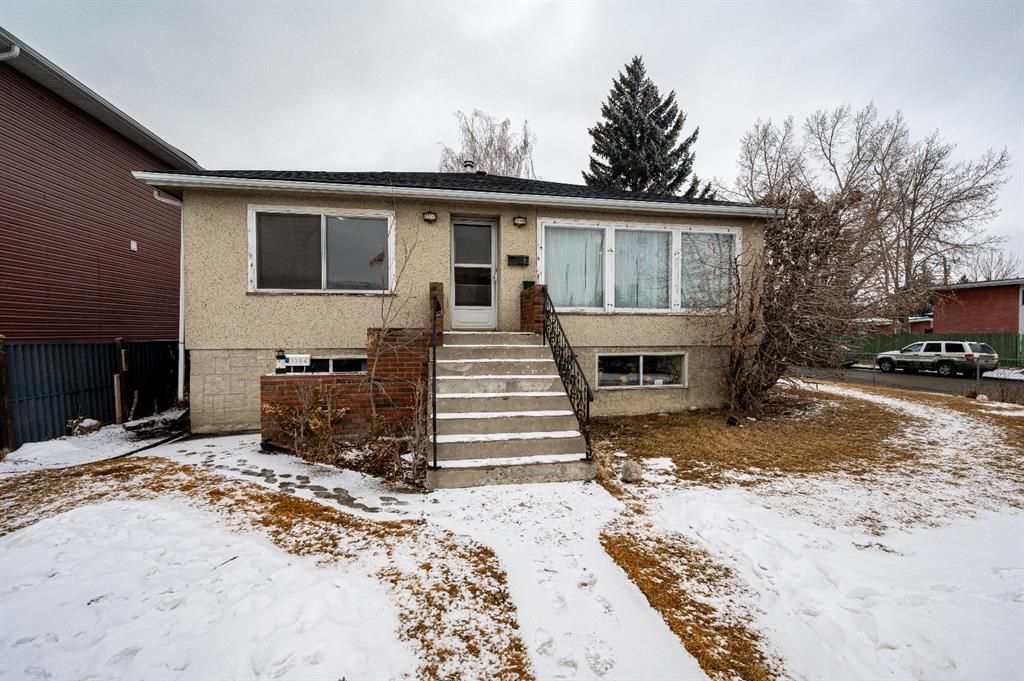 Main Photo: 7304 34 Avenue NW in Calgary: Bowness Duplex for sale : MLS®# A1188466
