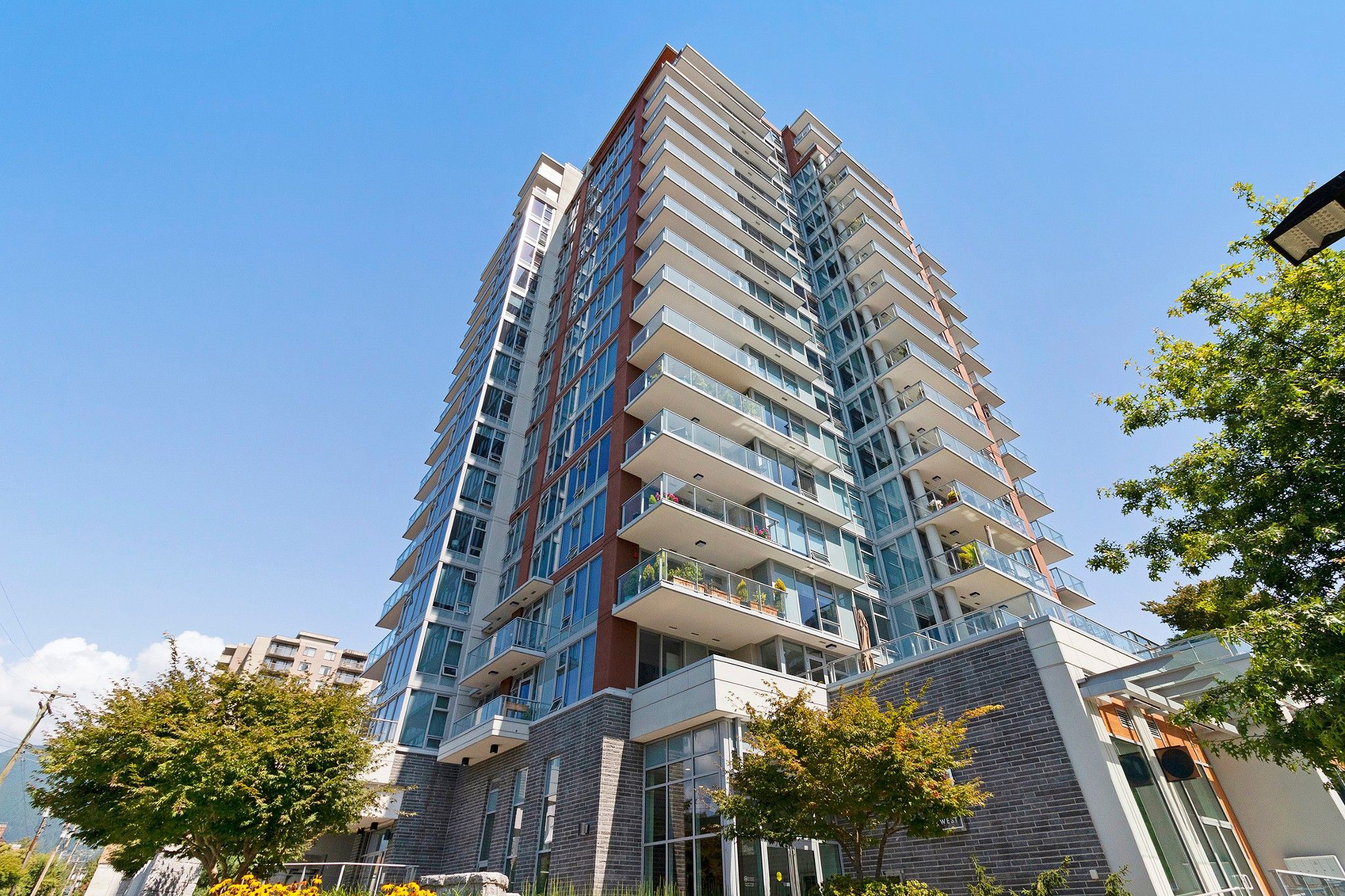 Main Photo: 603 150 W 15TH Street in North Vancouver: Central Lonsdale Condo for sale in "15 West" : MLS®# R2397830