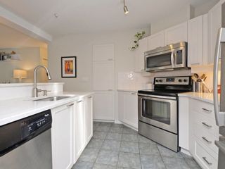 Photo 10: 101 657 W 7TH Avenue in Vancouver: Fairview VW Townhouse for sale in "THE IVY'S" (Vancouver West)  : MLS®# R2241548