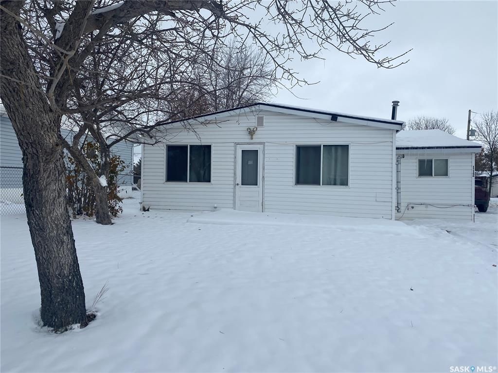 Main Photo: 112 Grove Street in Lampman: Residential for sale : MLS®# SK942611