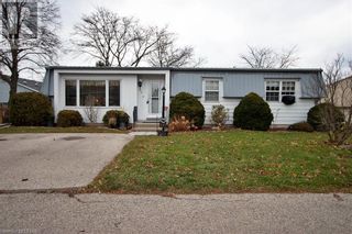 Photo 1: 413 SHANNON Boulevard in Grand Bend: House for sale : MLS®# 40517185