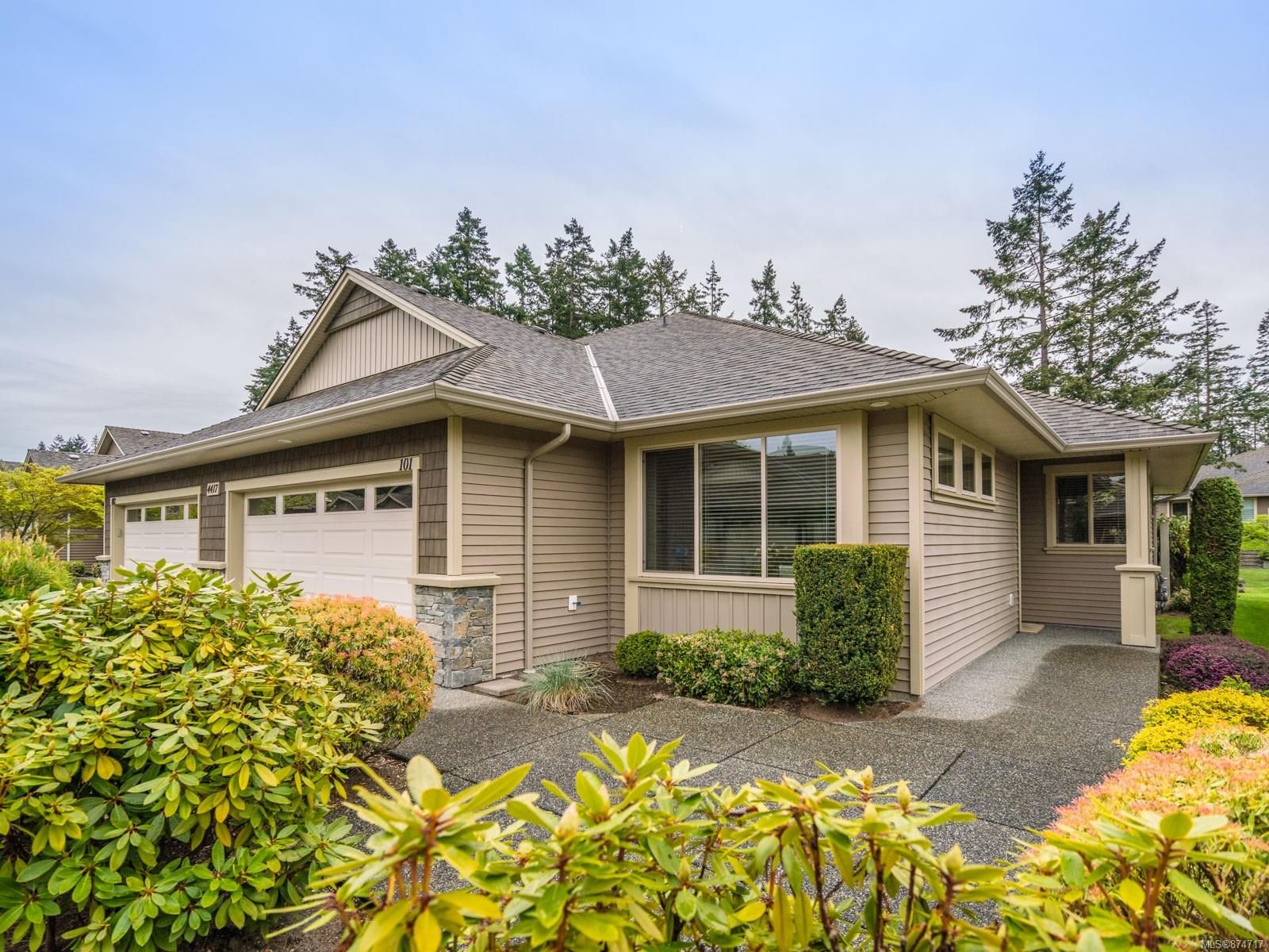 Main Photo: 101 4417 Amblewood Lane in Nanaimo: Na Uplands Row/Townhouse for sale : MLS®# 874717