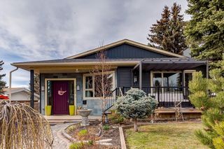 Main Photo: 2704 CRAWFORD Road NW in Calgary: Charleswood Detached for sale : MLS®# C4241223