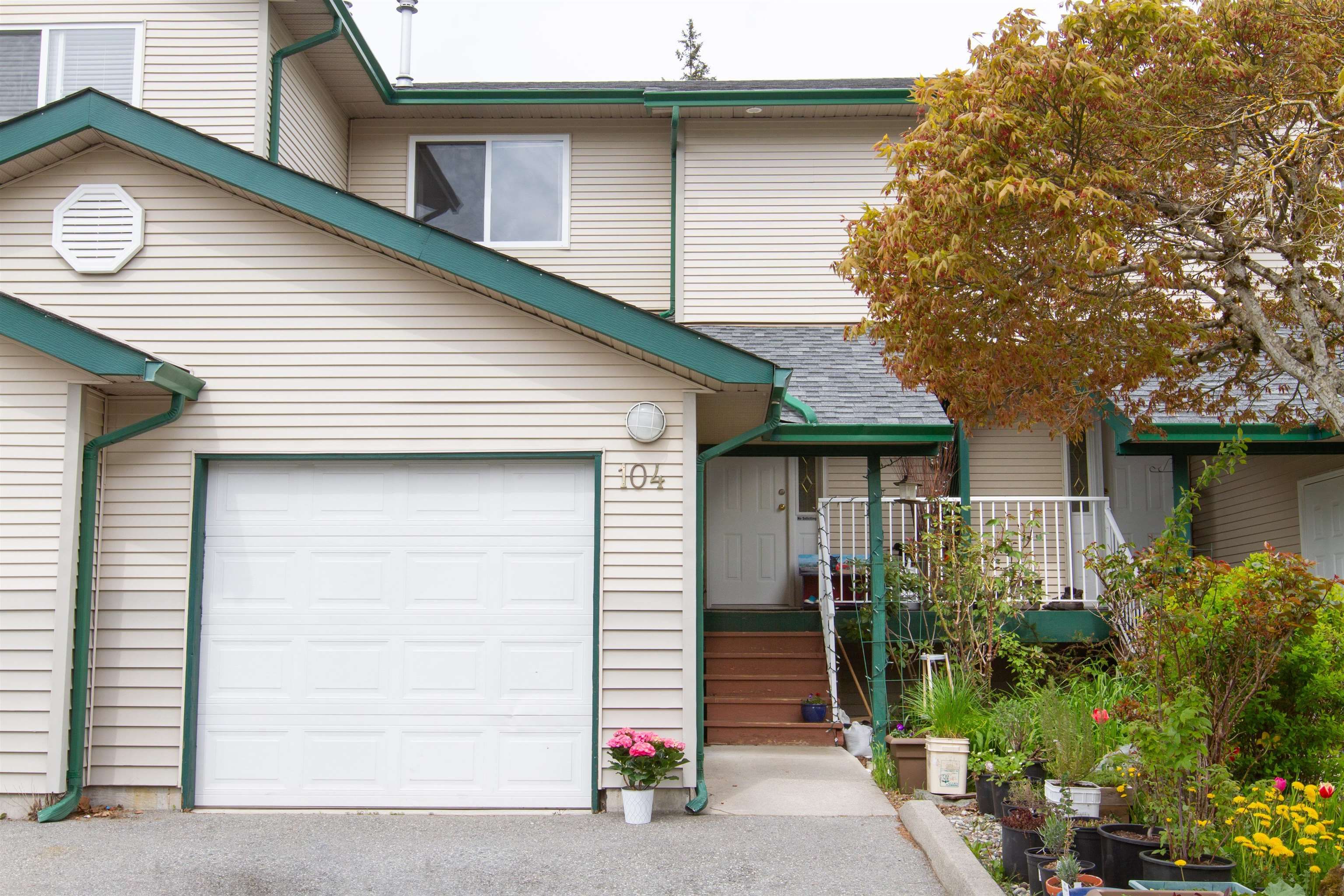 Main Photo: 104 39920 GOVERNMENT Road in Squamish: Garibaldi Estates Townhouse for sale in "Shannon Estates" : MLS®# R2700808
