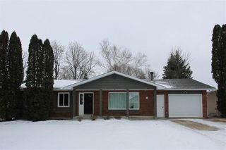 Photo 1: 526 EVERGREEN Avenue in Steinbach: R16 Residential for sale : MLS®# 202225126