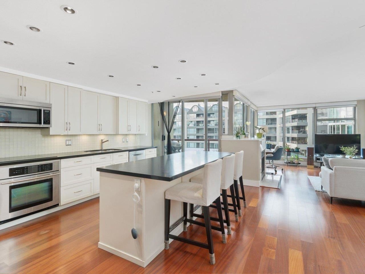 Main Photo: 505 990 BEACH Avenue in Vancouver: Yaletown Condo for sale in "1000 Beach" (Vancouver West)  : MLS®# R2812847