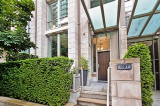Photo 2: 1057 RICHARDS Street in Vancouver: Downtown VW Townhouse for sale in "THE DONOVAN" (Vancouver West)  : MLS®# R2623044