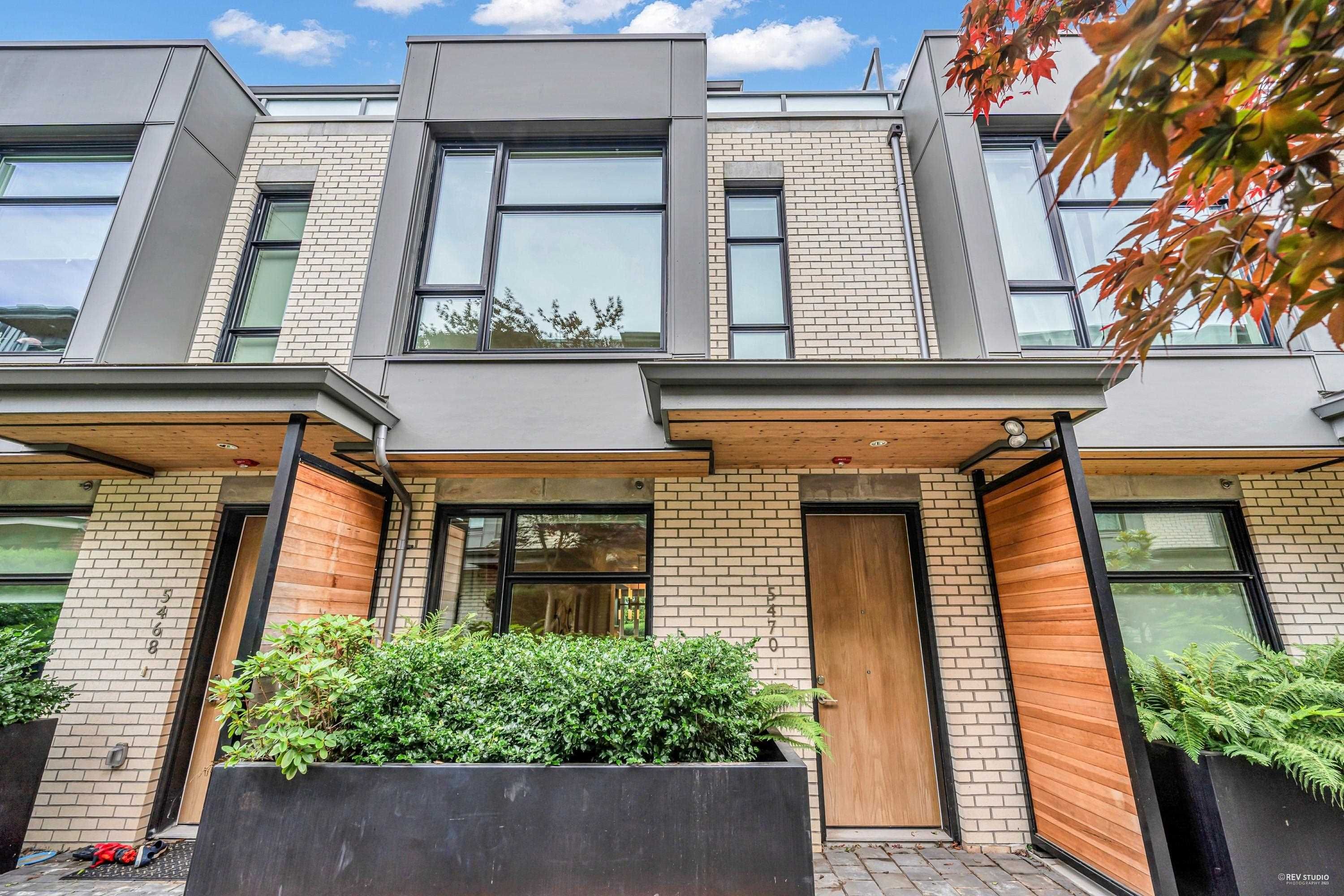 Main Photo: 5470 OAK Street in Vancouver: Cambie Townhouse for sale in "Aston" (Vancouver West)  : MLS®# R2819780