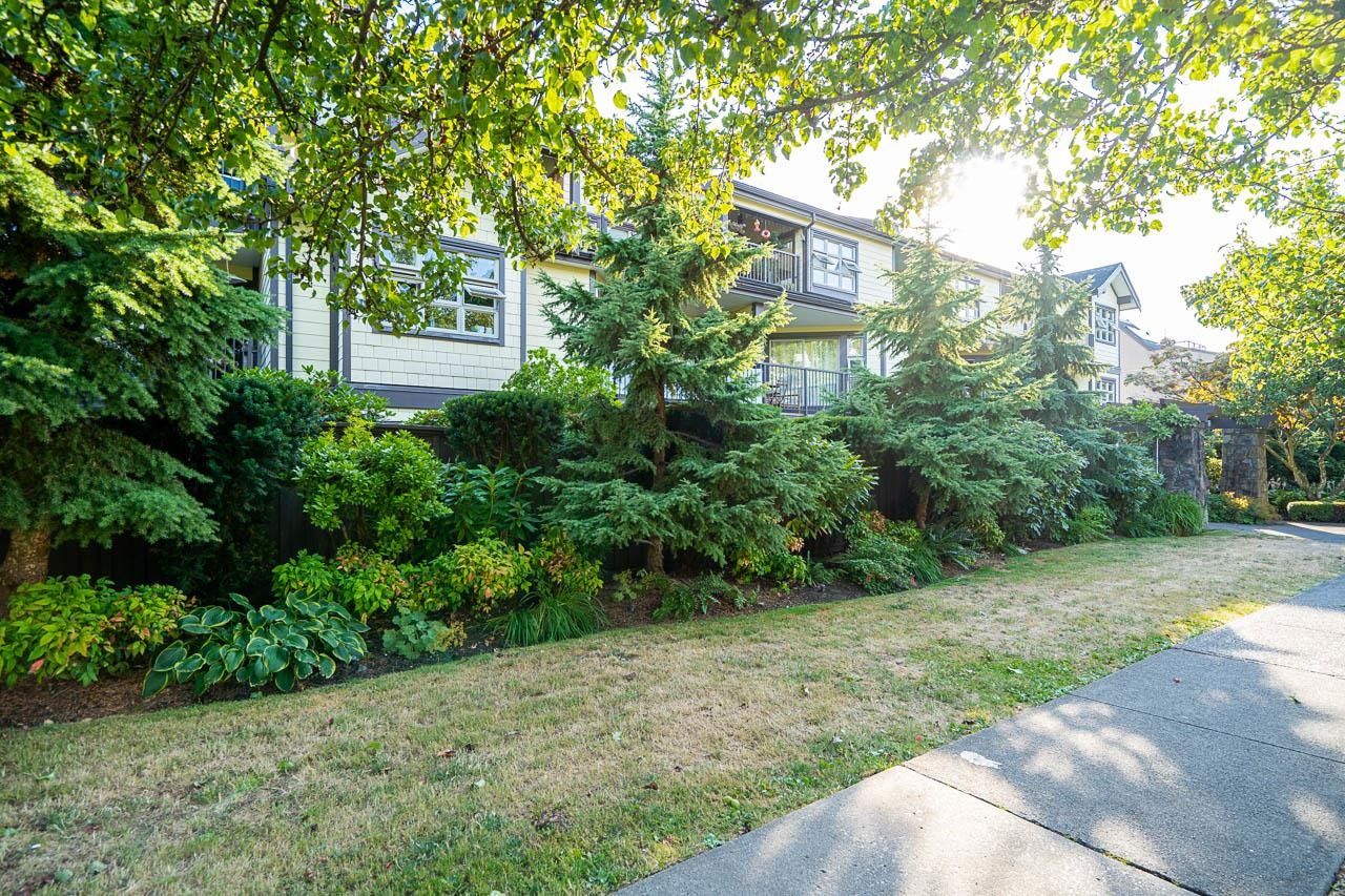 Main Photo: 211 235 W 4TH Street in North Vancouver: Lower Lonsdale Condo for sale in "Encore" : MLS®# R2804638