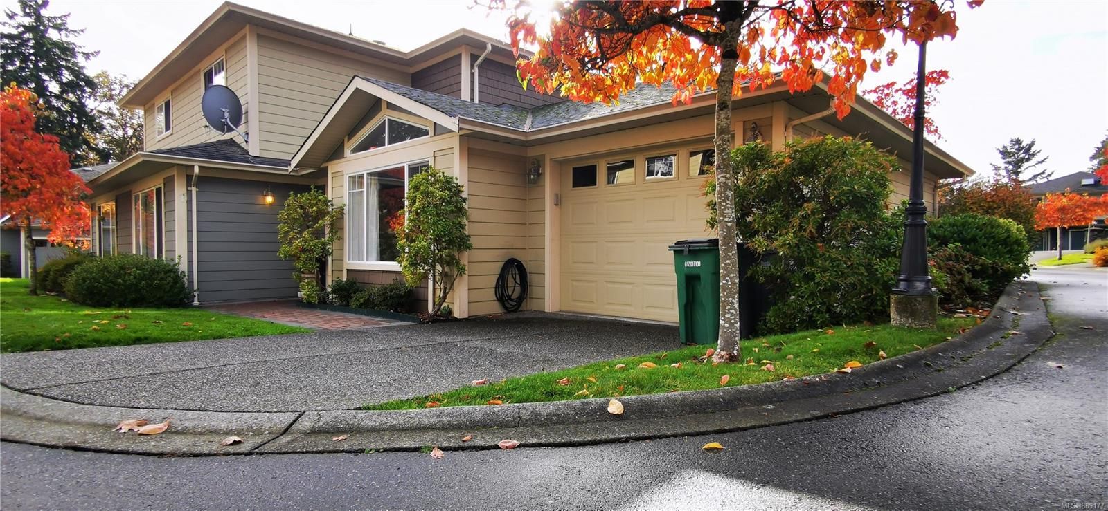 Main Photo: 9 4165 Rockhome Gdns in Saanich: SE High Quadra Row/Townhouse for sale (Saanich East)  : MLS®# 889177
