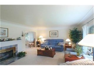 Photo 2: 2047 Neil St in VICTORIA: OB Henderson House for sale (Oak Bay)  : MLS®# 340093