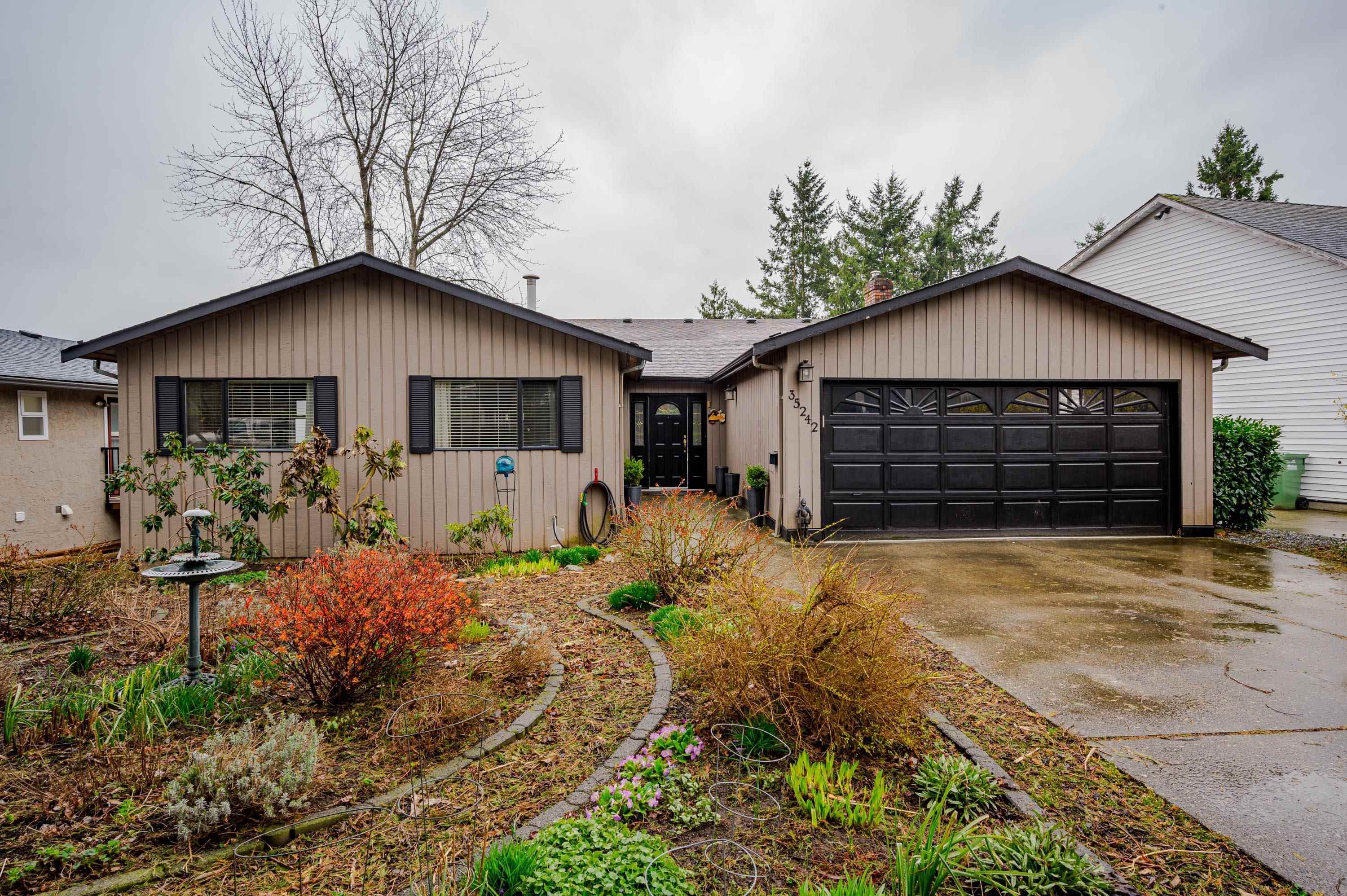 Main Photo: 35242 ROCKWELL Drive in Abbotsford: Abbotsford East House for sale : MLS®# R2666514