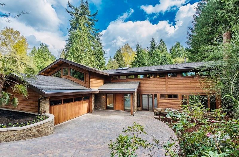 FEATURED LISTING: 583 ELSTREE Place North Vancouver