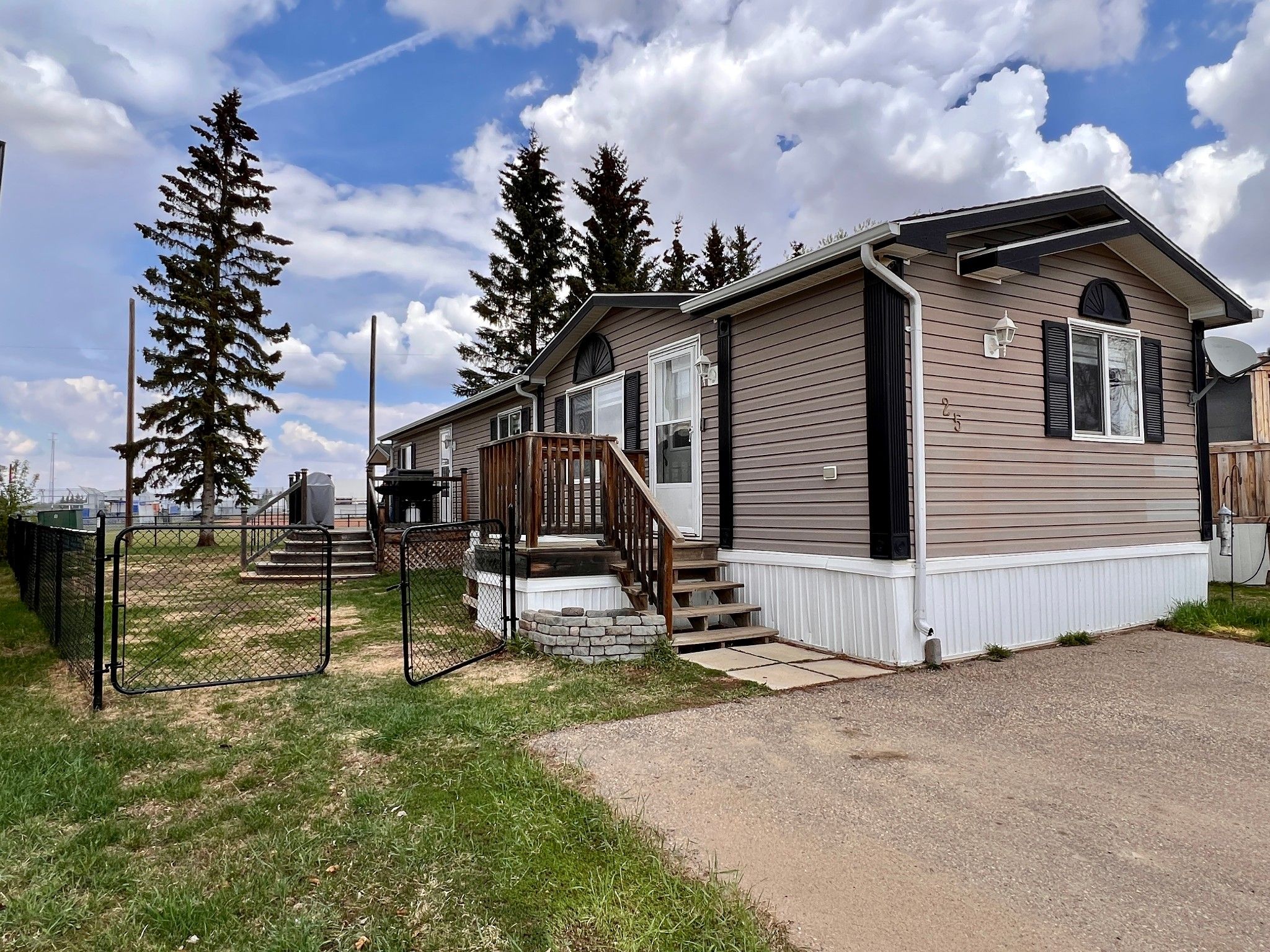 Main Photo: 25 1609 14 Street in Wainwright: Manufactured Home for sale : MLS®# A2048616
