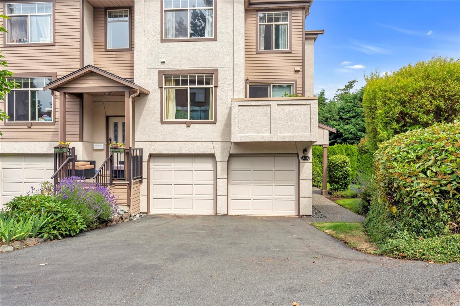 Main Photo: 104 288 Eltham Rd in View Royal: VR View Royal Row/Townhouse for sale : MLS®# 935932